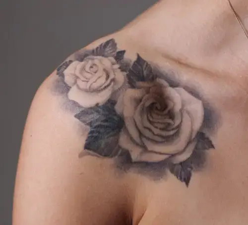 Pele tatuada após depilação com eletrólise, mostrando segurança e precisão do tratamento